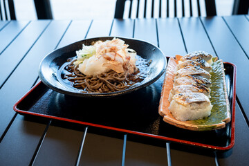 越前そばと焼きサバ寿司