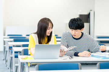 教室で授業を受ける大学生