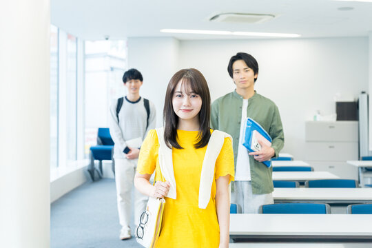 教室を歩く大学生