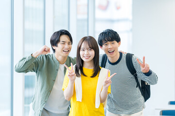 ポーズする学生