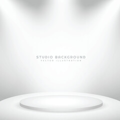 Estudio de fondo blanco con podio