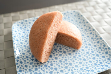 ふんわり蒸しパンをお皿にのせて