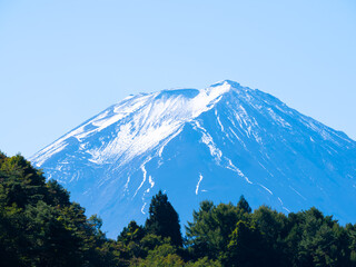 10月の澄み渡る空と初冠雪が輝く富士山の山頂　秋の絶景