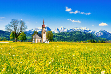バイエルン地方の美しい風景と教会合成