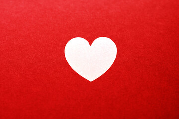 ハートマークと赤い紙