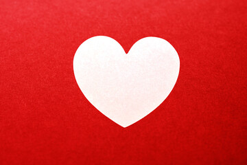 ハートマークと赤い紙