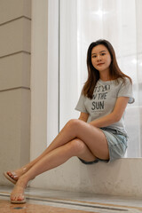 Naklejka premium An elegant girl wearing a short skirt and T-shirt