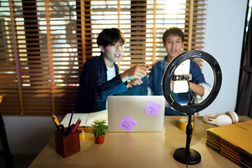 Asian men live streaming online sales at home and enjoy talking.