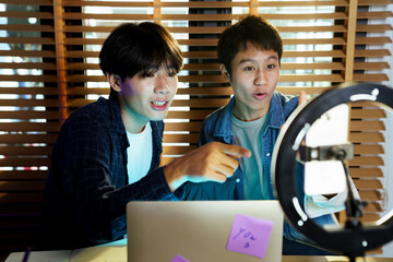 Asian men live streaming online sales at home and enjoy talking.