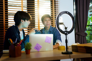 Asian men live streaming online sales at home and enjoy talking.