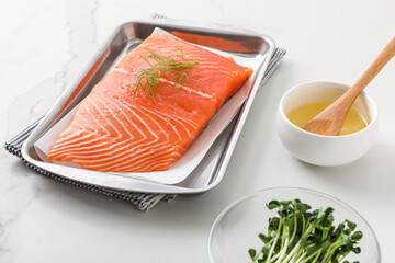 쟁반에 담긴 생연어