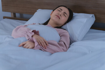 ベッドで眠る若い女性　ライフスタイルイメージ