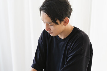 整体師のマッサージを受ける若い男性　