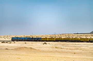 Le train TransNamib en route &agrave; travers le d&eacute;sert du Namib