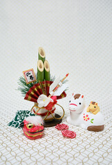 可愛い馬の置物と七宝柄の背景の年賀状素材