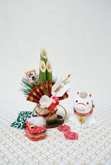 可愛い馬の置物と七宝柄の背景の年賀状素材