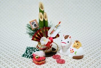 可愛い馬の置物と七宝柄の背景の年賀状素材