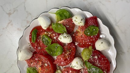 tomatoes, salad, kapreze 