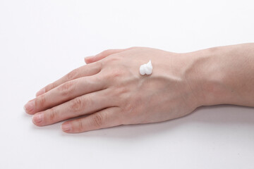 손등에 바른 로션, 크림 제형