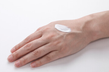 손등에 바른 로션, 크림 제형