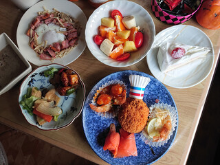 Christmas dinner plate dishes combined at a buffet-style Western restaurant (for home party plan) / ビュッフェスタイル(バイキング形式)の洋食レストランで組み合わせたクリスマス・ディナーのプレート料理たち(ホームパーティー・プラン)