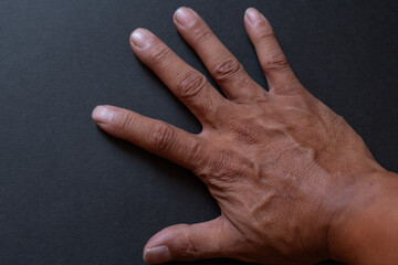 黒背景に手を置く	