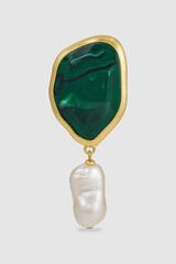 Elegant earring with green stone and baroque pearl in gold setting
