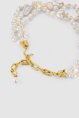 Elegant baroque pearl necklace with golden clasp and chain extension
