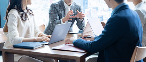 会議をする男女