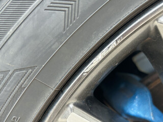 ホイールリムのガリ傷のクローズアップ