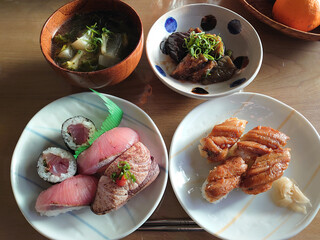 Edomae nigiri sushi dish - a plate of boiled conger eel and a plate of seared winter yellowtail / 江戸前握り寿司の一品料理～煮あなごの皿盛りと炙った寒ブリの一皿 - 今日のおすすめランチセットの例