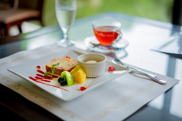 パウンドケーキとアイスやフルーツ_ローズヒップティー