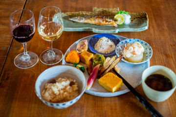 秋刀魚の塩焼きと野菜のおかずの定食_ワイン
