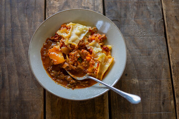 ミートソースとラヴィオリ