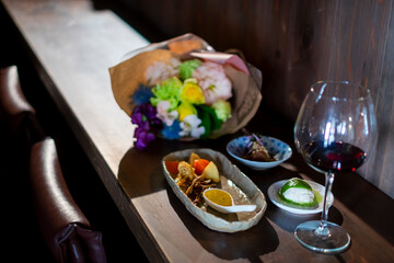 花束とおしゃれなおつまみと赤ワイン