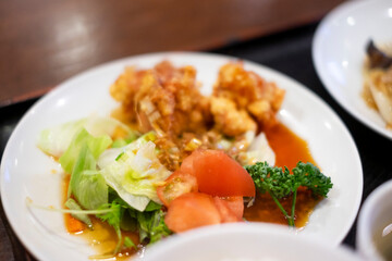 唐揚げとサラダ_甘辛いタレ