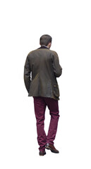 Homme vu de dos qui marche en consultant son téléphone portable, portant une veste marron et un pantalon bordeaux, style décontracté, temps automnal