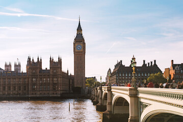 Fototapeta premium The beauty of Big Ben and Palace of Westminster in daytime, England, a must-visit historic landmark and popular tourist attraction.
