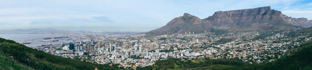 Naklejka premium Panoramic View of Cape Town with Table Mountain and City Skyline