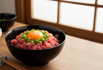 鮮度抜群！とろけるネギトロ丼 輝く卵黄と青ネギの和風ハーモニー
