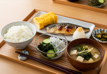 心と体に優しい日本の朝食：焼き鯖とだし巻き卵が彩る健康和膳