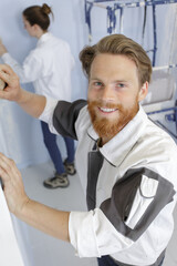 Obraz premium decorator preparing wall for repainting