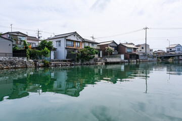 Fototapeta premium 隠岐の島の八尾川沿いに建つ戸建住宅