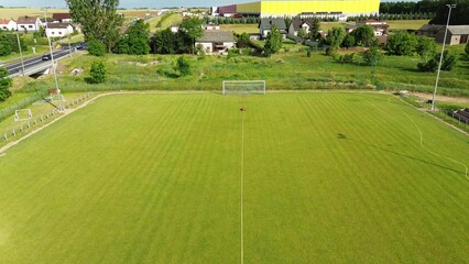 Obraz premium Summer soccer field irrigation with automated sprinkler