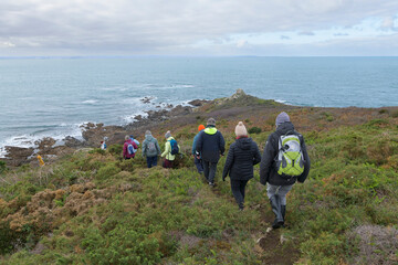 Groupe de randonneurs sur un sentier côtier en Bretagne