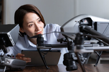 ドローン研究開発する女性