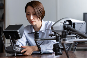 ドローン研究開発する女性