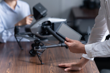 ドローン研究開発する男女