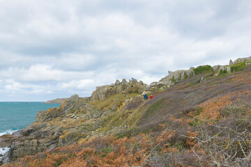 Groupe de randonneurs sur un sentier côtier en Bretagne