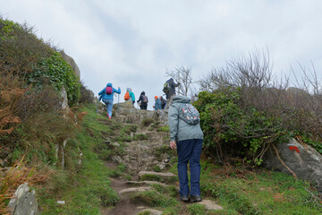 Groupe de randonneurs sur un sentier côtier en Bretagne